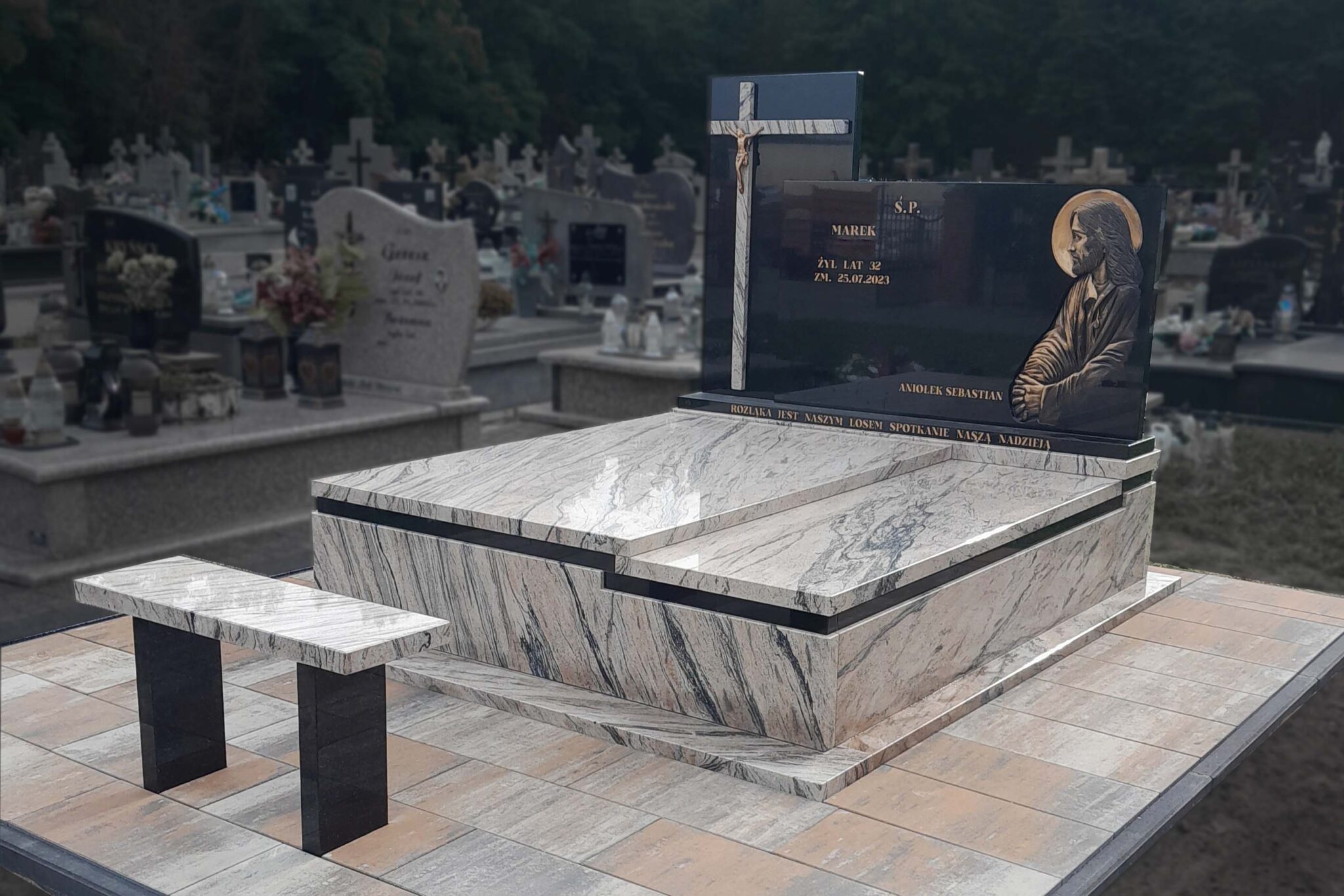 nowoczesny nagrobek podwójny z rzeźbą – granit premium - realizacja