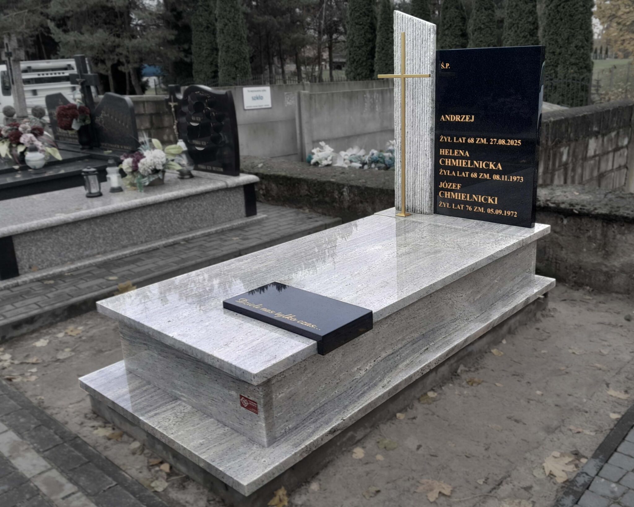 Nagrobek pojedynczy z kutym słupkiem złoty krzyż kremowy