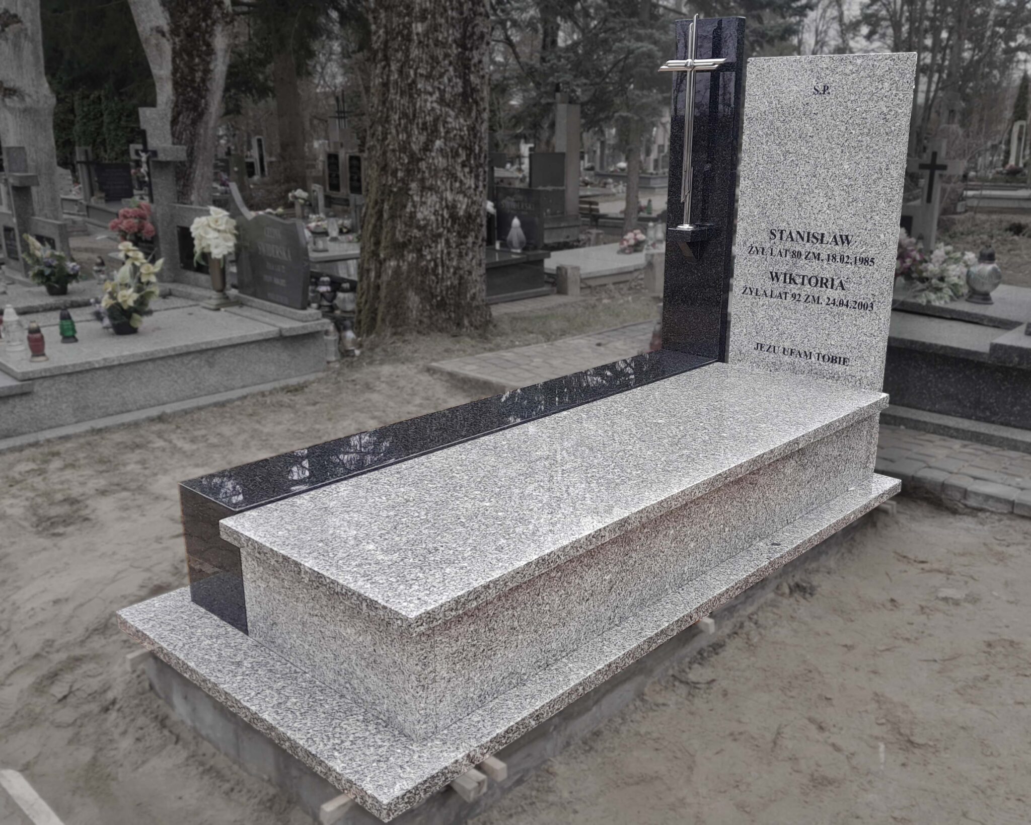 Nagrobek pojedynczy nowoczesny z krzyżem Łosice