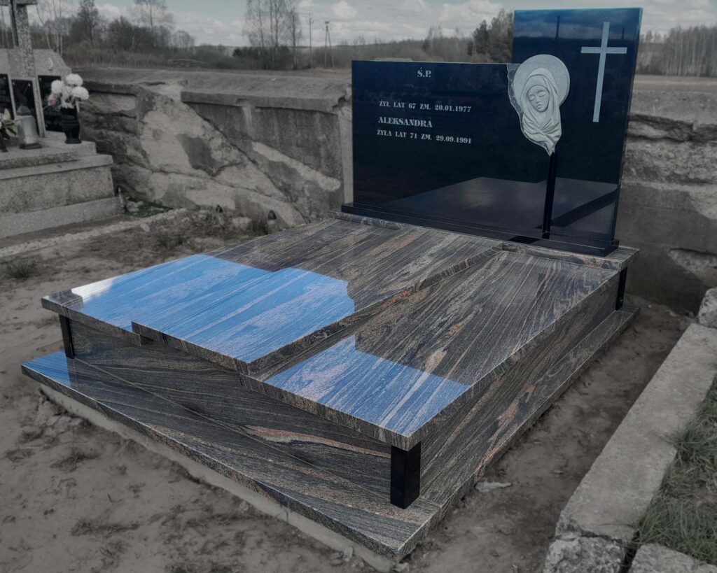 nagrobek podwójny brązowy kremowy z rzeźbą piaskowane litery surowe