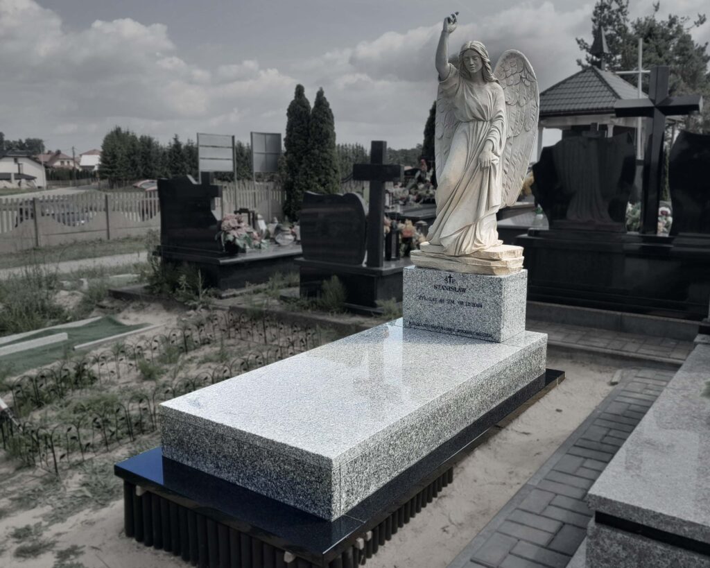 Nagrobek pojedynczy z rzeźbą w piaskowcu anioł