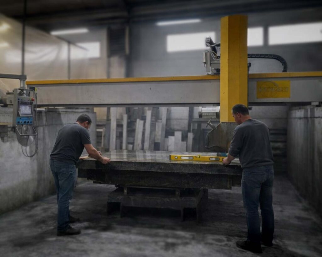 Produkcja nagrobka w pracowni kamieniarskiej – obróbka i kontrola płyty granitowej przed montażem