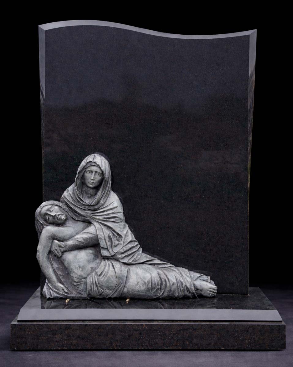 rzeźba Matki Boskiej trzymającej Jezusa w ramionach pieta rzeźba nagrobkowa rzeźba w kamieniu rzeźba na pomnik nagrobek Siedlce premium nowoczesny