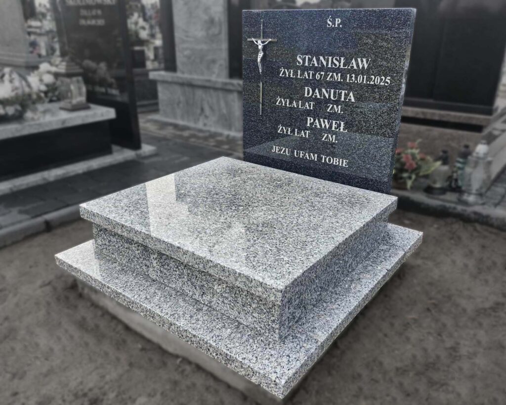 nagrobek urnowy z granitu z tablicą stojącą za komorą nowoczesny Łosice